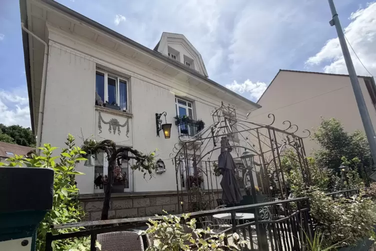 Das Caf&eacute; &bdquo;Le Carrousel&ldquo; &ouml;ffnet unter der Woche schon um 9 Uhr und schlie&szlig;t gegen 18 Uhr, samstags sp&auml;ter.