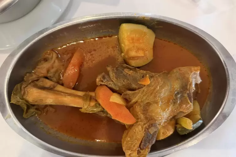 Lange geschmurgelt: Souris d&rsquo;agneau, also Lammstelze, des &bdquo;M&eacute;dina&ldquo;. 