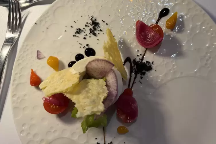 Vorspeise im &bdquo;Mets Envies&ldquo;: eine cremige, herzhafte Mousse mit Speck, die eine Quiche Lorraine kreativ uminterpretiert. 