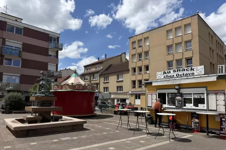 Die Imbissbude &bdquo;Chez Octave&ldquo; bietet eine erstaunlich gro&szlig;e Auswahl an Snacks. Sie steht auf dem zentralen &bdquo;Place de la Victoire&ldquo;
