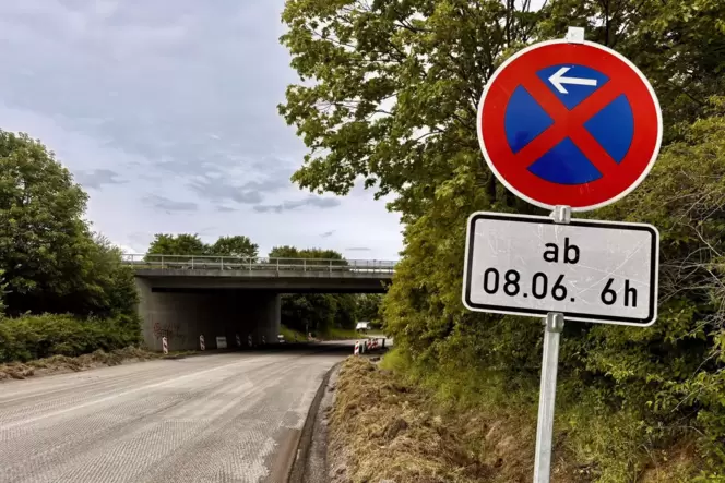 Hier darf nicht mehr geparkt werden: Unter der Brücke an der Autobahn-Anschlussstelle Walshausen gilt ein Parkverbot.