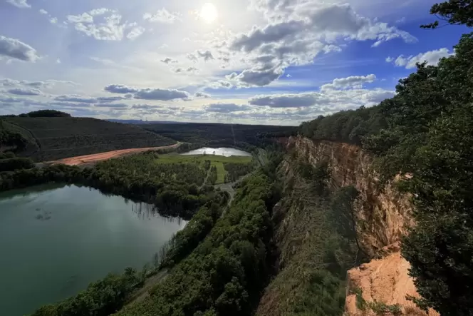 Das Steinbruch-Gelände Barrois, der Grand Canyon Lothringens. Oben auf die Klippe kommt man nur vom Saarland her, vom Wildpark K
