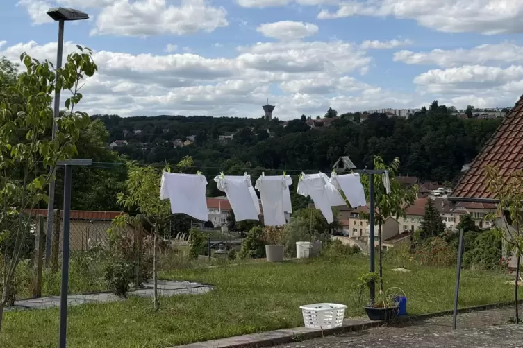 In Hombourg-Haut flattert wei&szlig;e W&auml;sche auf der Leine. Bis vor 25 Jahren undenkbar.
