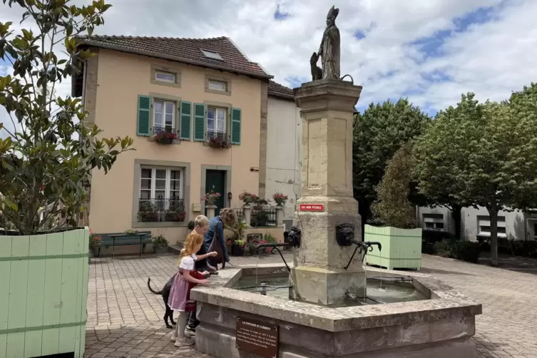 Eine h&uuml;bsch erhaltene Perle Lothringens: Hombourg-Haut. Das Dorf entstand auf einem Felsen. Der Brunnen Saint-Cl&eacute;ment versorgte 
