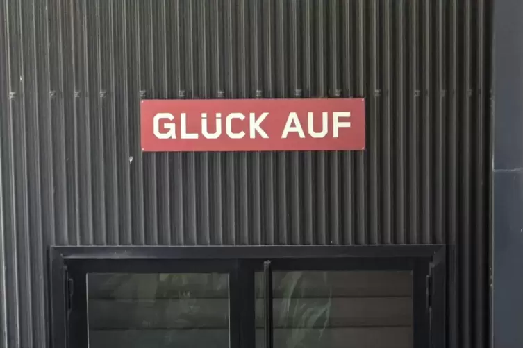 &Uuml;ber dem Eingang zur Grube steht der Gru&szlig; der Bergm&auml;nner. Auch in Lothringen lautet er: &bdquo;Gl&uuml;ck auf!&ldquo;