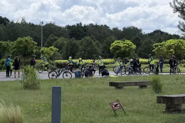 Wander- und Radwege f&uuml;hren durchs Revier. Diese Gruppe ist mit dem Rad zum Parc Expo Wendel gekommen. Auf dem Grubengel&auml;nde gibt
