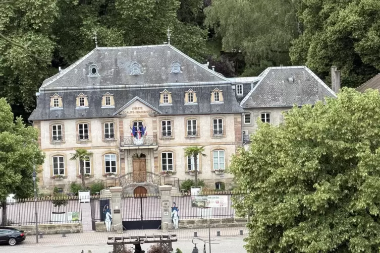 &bdquo;Libert&eacute;, &Eacute;galit&eacute;, Fraternit&eacute;&ldquo;, also &bdquo;Freiheit, Gleichheit, Br&uuml;derlichkeit&ldquo; steht an der Fassade des Rathauses des Dorfes Hombou