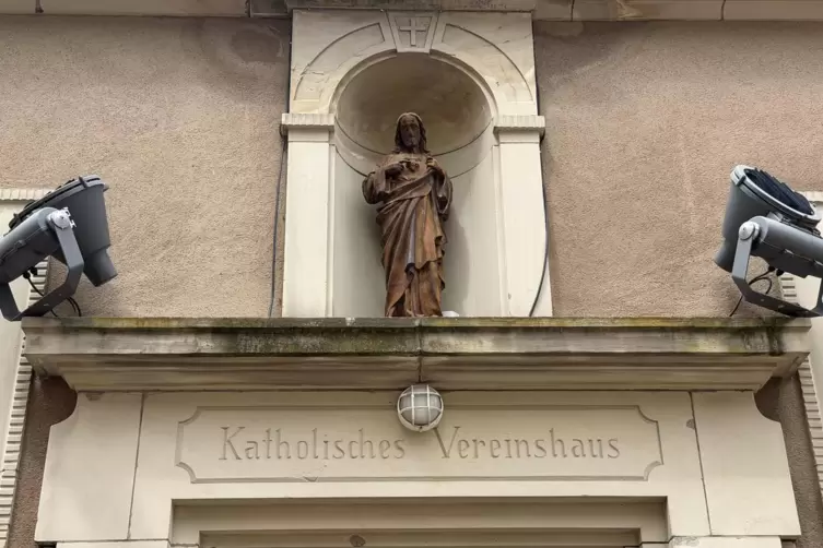 Inschrift am Vereinsheim neben der Kirche Saint-&Eacute;tienne in Hombourg-Haut.