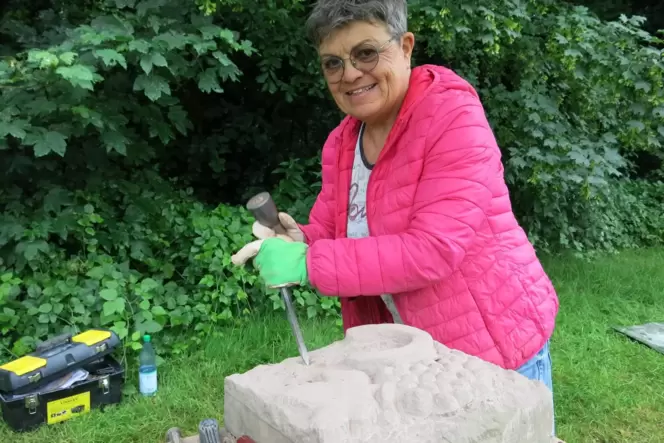 Eveline Sanderbeck bei der Arbei am Stein.