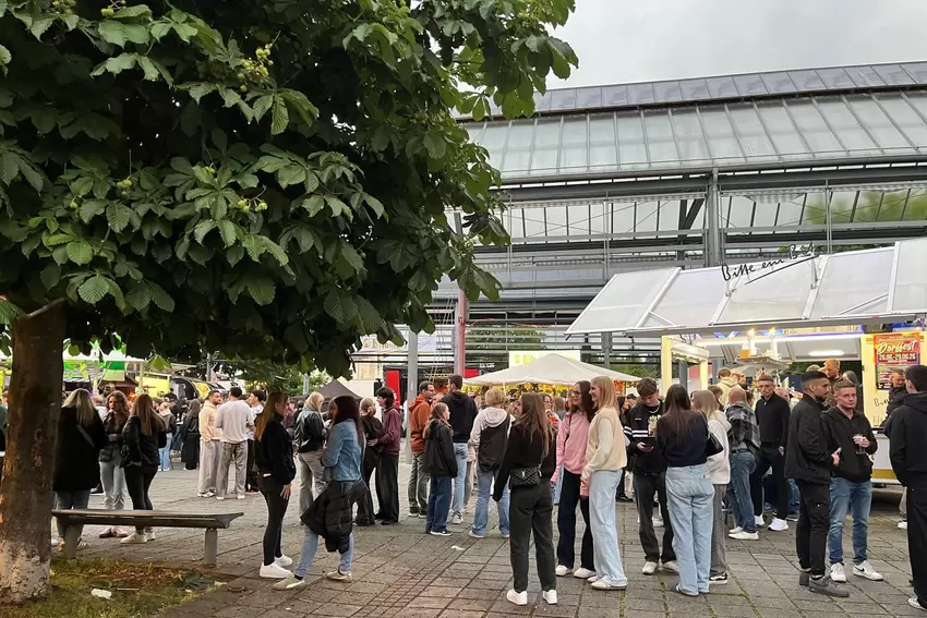 Freitagabend: Gegen 22 Uhr füllt sich der Kochsche Markt.