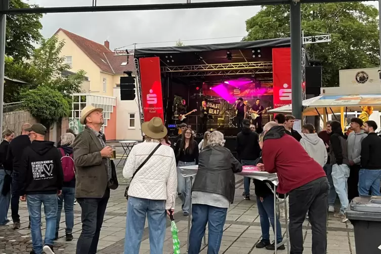 Die Band RoastBeat spielt auf der Sparkassen-B&uuml;hne. 