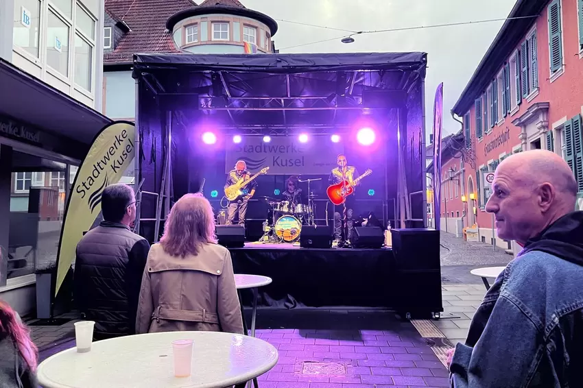 Trezzmen geben Country-Rock auf der Stadtwerke Bühne zum Besten.