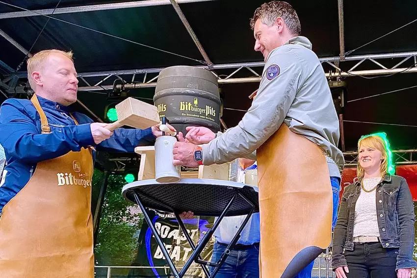 Ein Schlag hat genügt: Stadtbürgermeister Martin Heß (mit Hammer) hat’s drauf. Marktmeister Robert Selesi grinst sich eins.