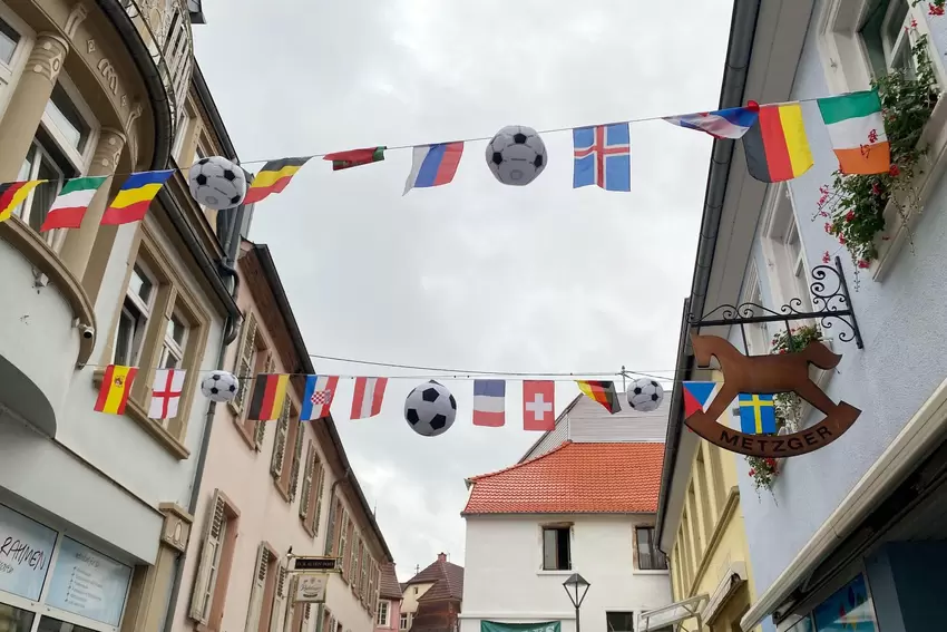 Hoch über Köpfen der Festbesucher: WM-Flair in der Alte-Post-Straße.