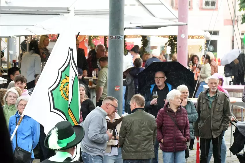 Wie immer hatten sich nebst Stadtfahne frühe Besucher eingefunden.