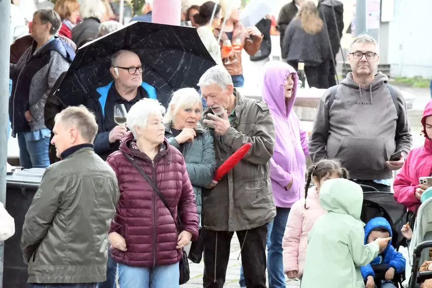 Einer mit Schirm, ansonsten Optimisten.
