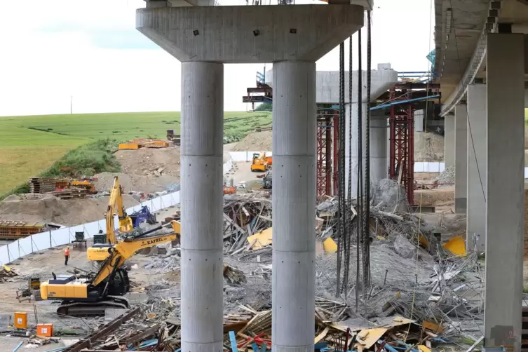 Aufr&auml;umarbeiten an eingest&uuml;rzter Br&uuml;cke