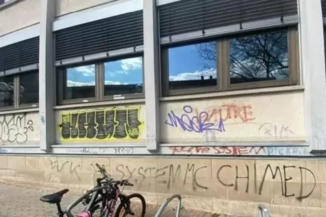 Die Graffiti am Gymnasium am Rittersberg sind mittlerweile entfernt worden.