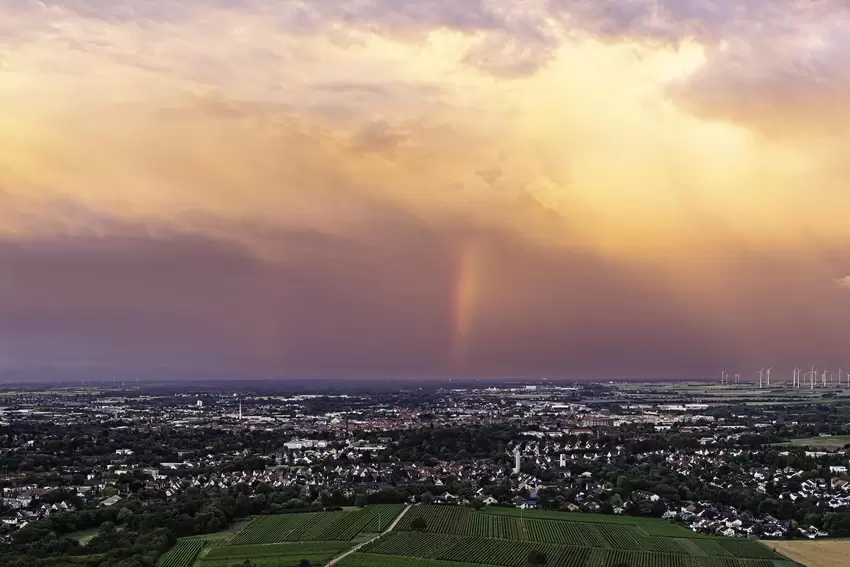 Das Gewitter über Landau zieht ab. Die Wolken werden vom Sonnenuntergang in ein magisches Rot gefärbt, zudem gibt es noch einen