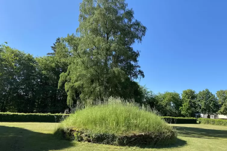 Originalgrab, aber neuer Standort: Das keltische H&uuml;gelgrab stammt vom Kleinen Fr&ouml;hnerhof. Heute steht es in der N&auml;he des Mehling