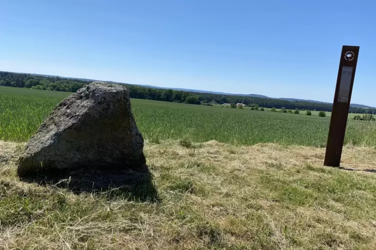 Ein echter Hinkelstein: Auch einen Menhir gibt es auf dem Sonnwendweg zu bestaunen. 