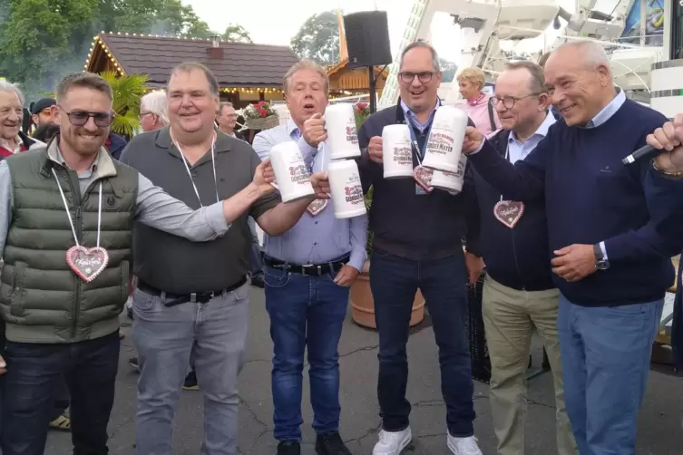 Schausteller, Organisatoren und der Oberb&uuml;rgermeister stie&szlig;en auf das Pfalzfest 2026 an. 