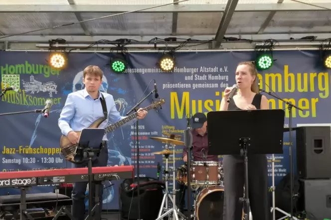 Die Band International um Ro und Alec Gebhardt bietet beim Homburger Musiksommer eine schöne Balance zwischen Improvisation und