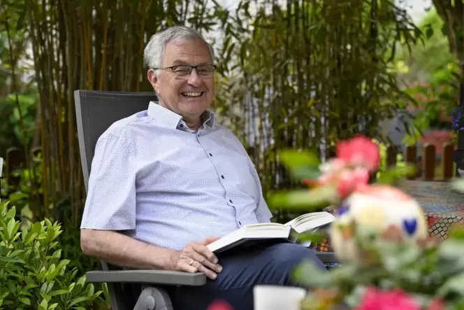 Der ehemalige Oberbürgermeister von Frankenthal, Theo Wieder, an seinem Lieblingsplatz in seinem Garten. Am Wochenende hat er di