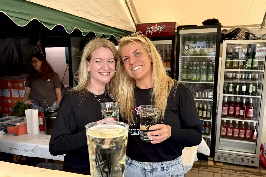 Am Getränkestand: Melanie (links) und Sarah vom SVK.