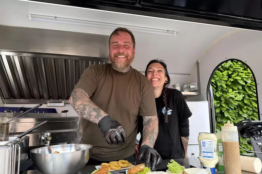 Sie versorgen die Gäste: Chris und Sandra vom Foodtruck Fisch Fritze.