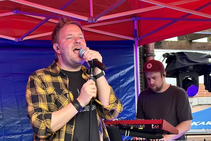 Sänger John Seegert von der Partyband Buzz legt sich auf der Bühne ins Zeug.