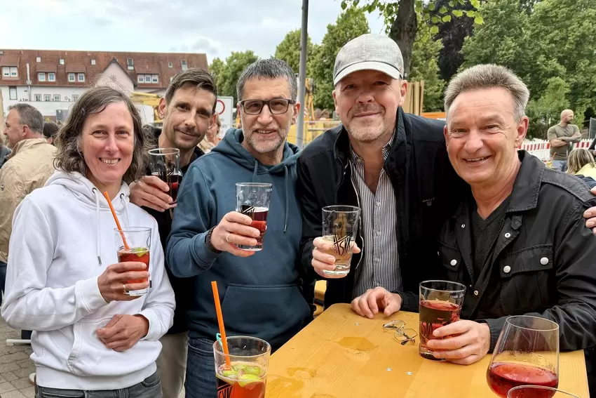 Auch Bürgermeister Thomas Dhonau (Zweiter von rechts) hat beim Fest seinen Spaß.