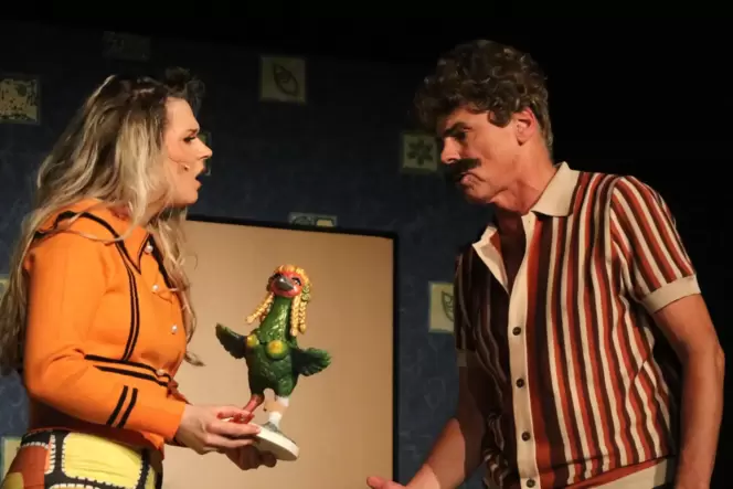 Der reiche Norden trifft auf den armen Süden: Selina Kottmann als Charlotte Weißdorn und Thomas Koob als Monfred Klingenberg.
