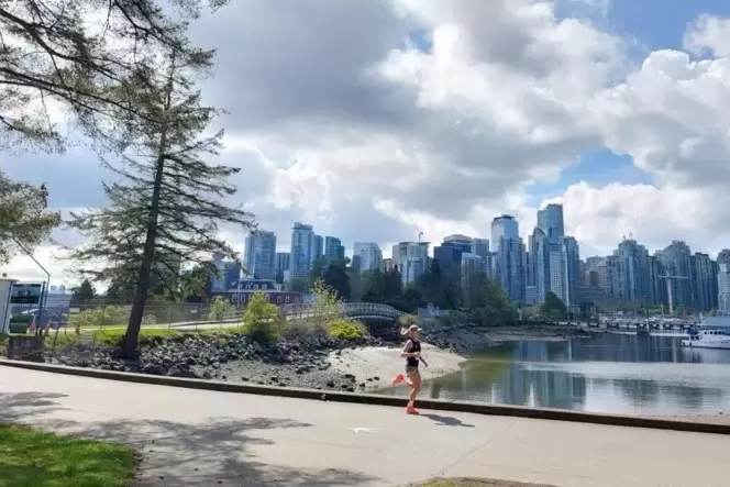 Beim Vancouver Marathon führt die Strecke am Rande des Stanley Parks entlang, mit Blick auf die Skyline.