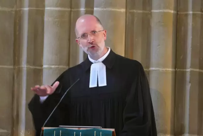 Der rheinische Präses Thorsten Latzel bezeichnete die Abteikirche in Offenbach-Hundheim als »wunderschönen Schatz«.