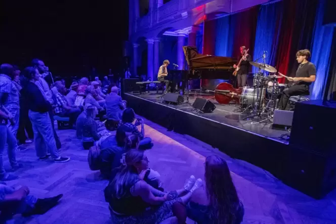 Toll: das Luca Sestak-Trio, Luca mit Sestak (Piano), Johannes Niklas (Drums) und Michael Goldman (Bass).