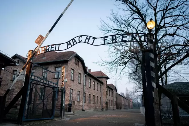 Das Tor zum früheren KZ Auschwitz-Birkenau in Polen. Während der deutschen Nazi-Diktatur hatte es eine Doppelfunktion als Konzen