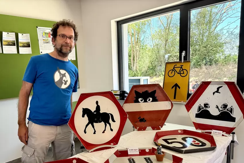 Upcycling-Künstler Niko Vakalakis zeigt seine Tablette.