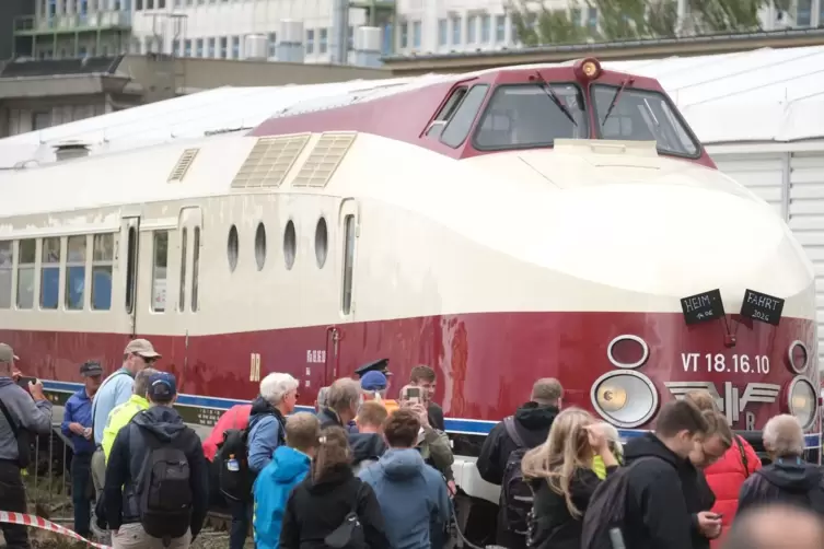 Ankunft des DDR-Prestigezuges VT 18.16 in Radebeul