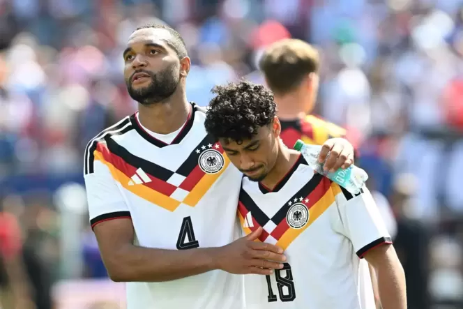 Jonathan Tah und Nathaniel Brown