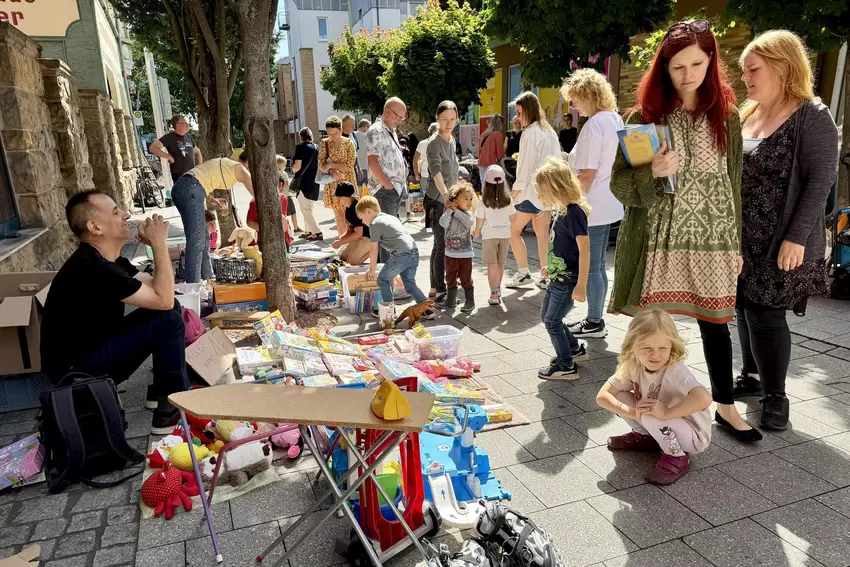 An den Flohmarktständen konnten die Besucher Spielzeug kaufen.