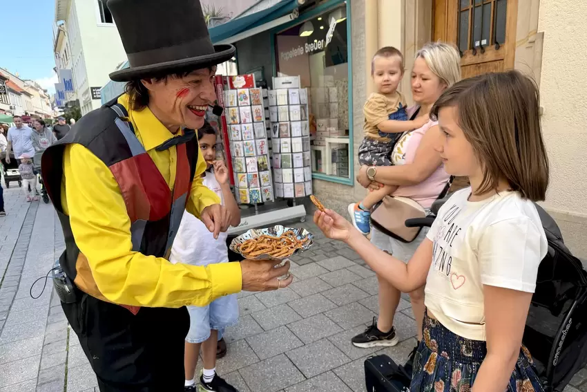 Clown FIlou verteilt Snacks.