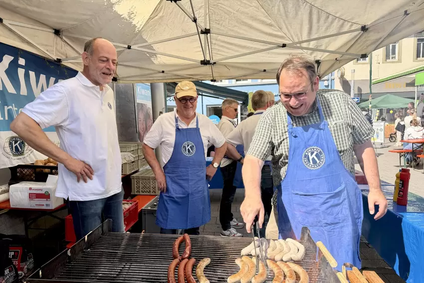 Der Kiwanis Club brutzelte Würstchen auf dem Grill.