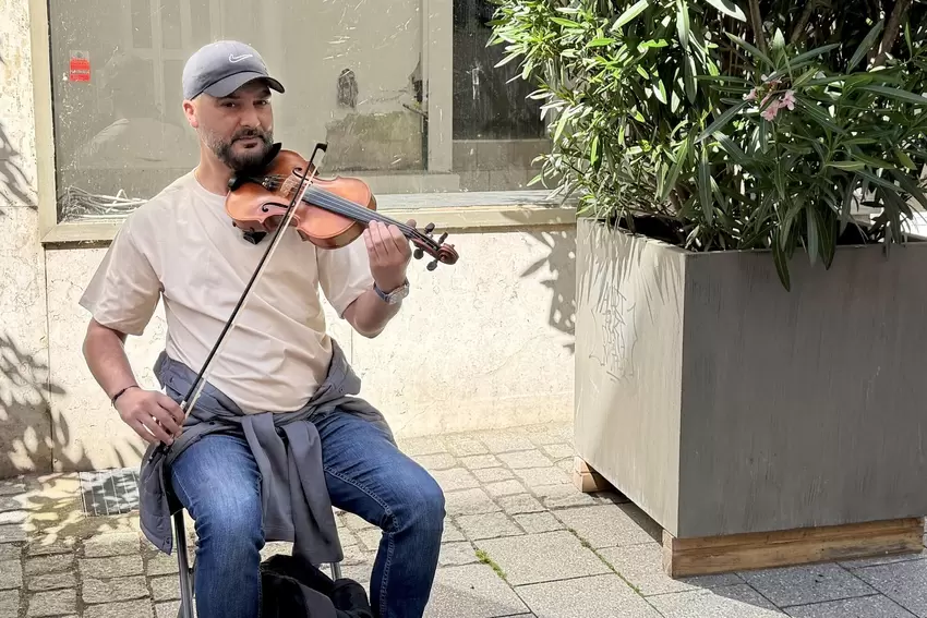 Ein Straßenmusiker spielte zum Kindertag auf.