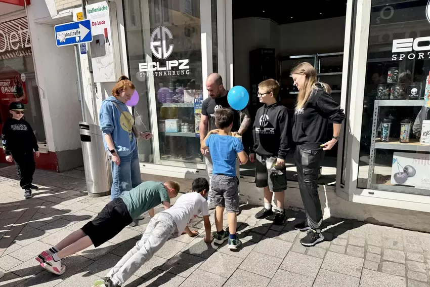 Wie fit bist Du? Diese Fragen konnten die Kinder vorm Sportnahrungsgeschäft beantworten.
