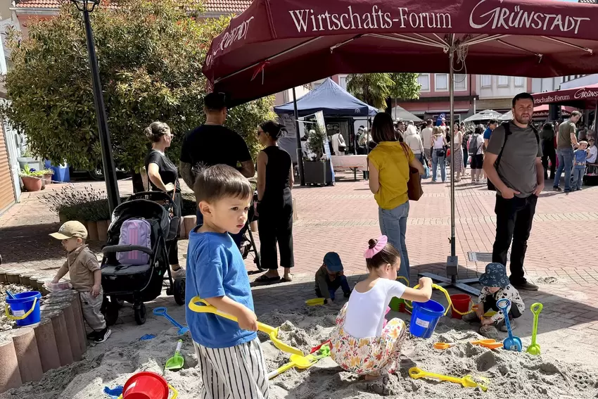 Ein Sandhaufen auf dem Schillerplatz animierte zum Spielen.