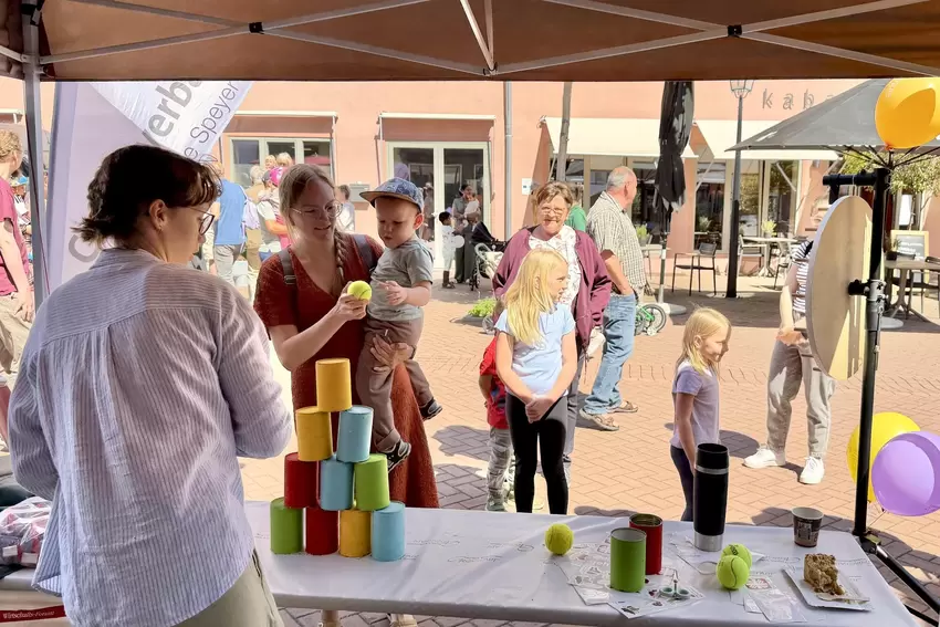 Dosenwerfen bot das Caritas-Förderzentrum St. Rafael an.