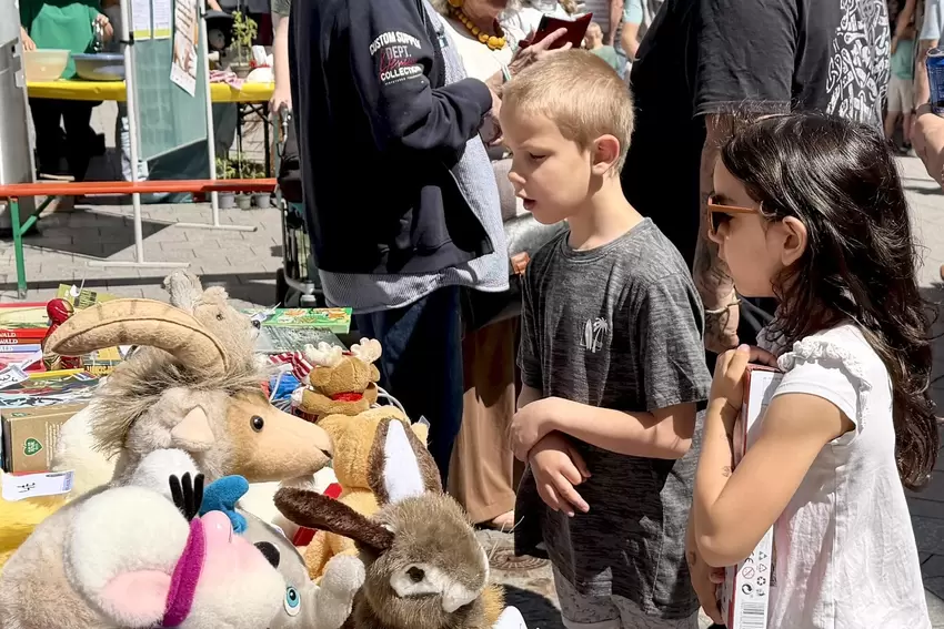 An den Flohmarktständen waren die kleinen Kunden natürlich an Spielsachen interessiert.