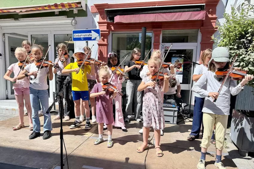 Die Klasse 4b der Dekan-Ernst-Schule gab ein Geigenkonzert.