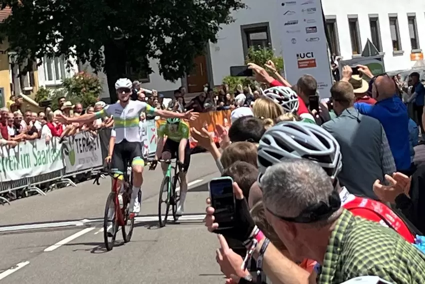 Nach 112 Kilometern bejubelt der Australier Alistair Forsyth am Sonntag in Reinheim den Sieg auf der Schlussetappe der LVM Saarl